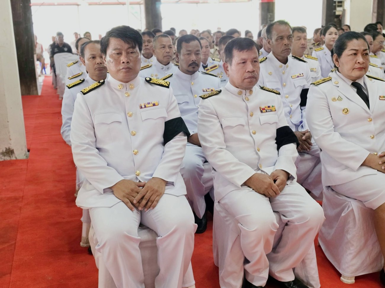 เทศบาลตำบลปราสาทร่วมประกอบพิธีบำเพ็ญกุศลครบ 15 วัน (ปัณรสมวาร) ถวายพระกุศลแด่ เจ้าฟ้าพัชรกิติยาภาฯ วันที่ 25 มิถุนายน 2569 เวลา 07.30 น. ณ วัดบ้านปราสาท อำเภอบ้านด่าน จังหวัดบุรีรัมย์ นายพนาพัฒน์ ชะลุนรัมย์ นายกเทศมนตรีตำบลปราสาท พร้อมด้วยคณะผู้บริหาร สมาชิกสภาตำบลปราสาท หัวหน้าส่วนราชการ พนักงานเทศบาลตำบลปราสาท ร่วมพิธีบำเพ็ญกุศลและทำบุญตักบาตร เนื่องในวาระครบ 15 วัน (ปัณรสมวาร) แห่งการสิ้นพระชนม์ เพื่อถวายเป็นพระกุศลแด่ สมเด็จพระเจ้าลูกเธอ เจ้าฟ้าพัชรกิติยาภา นเรนทิราเทพยวดี กรมหลวงราชสาริณีสิริพัชร มหาวัชรราชธิดา การประกอบพิธีสงฆ์ในครั้งนี้ ได้รับความเมตตาจาก พระครูสารธรรมประสาธน์ เจ้าคณะอำเภอบ้านด่าน และเจ้าอาวาสวัดบ้านปราสาท เป็นประธานฝ่ายสงฆ์ พร้อมด้วยพระสงฆ์สมณศักดิ์รวมจำนวน 10 รูป สวดพระพุทธมนต์ พระสงฆ์พร้อมด้วยสามเณรอีกจำนวน 37 รูป รวมทั้งสิ้น 47 รูป ร่วมประกอบศาสนาพิธีอย่างสมพระเกียรติ และเดินรับบิณฑบาต และเพื่อแสดงออกถึงความจงรักภักดีและน้อมรำลึกในพระกรุณาธิคุณอย่างหาที่สุดมิได้