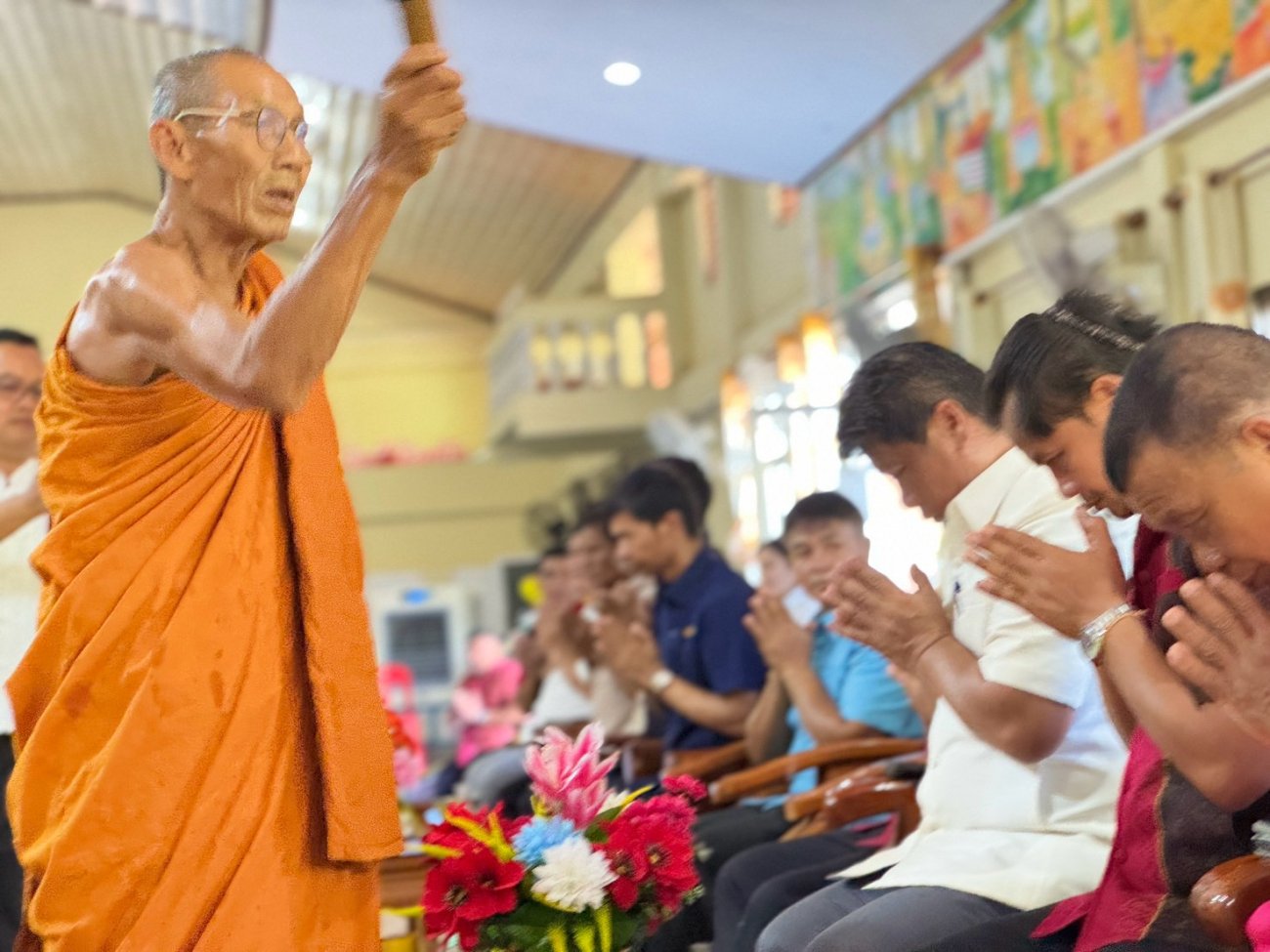 เทศบาลตำบลปราสาท อำเภอบ้านด่าน จังหวัดบุรีรัมย์ โครงการส่งเสริมประเพณีเข้าพรรษา2569 วันศุกร์ที่ 27 กรกฎาคม 2569 เวลา 09.30 น. นำโดย นายพนาพัฒน์ ชะลุนรัมย์ นายกเทศมนตรีตำบลปราสาท พร้อมด้วยคณะผู้บริหาร สมาชิกสภาเทศบาล หัวหน้าส่วนราชการ พนักงานเทศบาลตำบลปราสาท โรงเรียนวัดบ้านปราสาท และผู้นำชุมชนทั้ง 18 หมู่ ร่วมพิธีเจริญพระพุทธมนต์สมโภชเทียนพรรษา พิธีถวายเทียนพรรษาพร้อมถวายปัจจัยและถวายสังฆทานแด่เจ้าคณะอำเภอบ้านด่าน และพระภิกษุสงฆ์วัดบ้านปราสาท อำเภอบ้านด่าน จังหวัดบุรีรัมย์ และร่วมถวายเทียนพรรษาถวายปัจจัยและถวายสังฆทาน วัดในเขตตำบลปราสาท จำนวน 9 วัด ดังนี้        ถวายเทียนพรรษาถวายปัจจัยและถวายสังฆทาน แด่เจ้าอาวาสวัดทองธรรมชาติ ตำบลปราสาท อำเภอบ้านด่าน จังหวัดบุรีรัมย์        ถวายเทียนพรรษาถวายปัจจัยและถวายสังฆทาน แด่ประธานที่พักสงฆ์บ้านตลาด ตำบลปราสาท อำเภอบ้านด่าน จังหวัดบุรีรัมย์         ถวายเทียนพรรษาถวายปัจจัยและถวายสังฆทาน แด่เจ้าอาวาสวัดบ้านกะชายใหญ่ ตำบลปราสาท อำเภอบ้านด่าน จังหวัดบุรีรัมย์         ถวายเทียนพรรษาถวายปัจจัยและถวายสังฆทาน แด่ประธานที่พักสงฆ์บ้านกะชายน้อยตำบลปราสาท อำเภอบ้านด่าน จังหวัดบุรีรัมย์         ถวายเทียนพรรษาถวายปัจจัยและถวายสังฆทาน แด่เจ้าอาวาสวัดดอนไม้งามตำบลปราสาท อำเภอบ้านด่าน จังหวัดบุรีรัมย์         ถวายเทียนพรรษาถวายปัจจัยและถวายสังฆทาน แด่ประธานที่พักสงฆ์วัดป่าโกศลตำบลปราสาท อำเภอบ้านด่าน จังหวัดบุรีรัมย์         ถวายเทียนพรรษาถวายปัจจัยและถวายสังฆทาน แด่ประธานที่พักสงฆ์ ตำบลปราสาท อำเภอบ้านด่าน จังหวัดบุรีรัมย์         ถวายเทียนพรรษาถวายปัจจัยและถวายสังฆทาน ประธานที่พักสงฆ์วัดกลางพระอารามหลวง ตำบลปราสาท อำเภอบ้านด่าน จังหวัดบุรีรัมย์         ถวายเทียนพรรษาถวายปัจจัยและถวายสังฆทาน แด่ประธานที่พักสงฆ์บ้านขาม ตำบลปราสาท อำเภอบ้านด่าน จังหวัดบุรีรัมย์ โครงการส่งเสริมประเพณีเข้าเทียนพรรษาประจำปี 2569   การจัดกิจกรรมในรั้งนี้นอกจากจะเป็นการสืบสานประเพณีถวายเทียนพรรษาแล้ว ยังเป็นการปลูกฝังจิตสำนึกด้านการมีส่วนร่วมในการบำเพ็ญสาธารณประโยชน์ เสริมสร้างความสามัคคี และร่วมกันอนุรักษ์วัดซึ่งเป็นศูนย์รวมจิตใจของชุมชน  เทศบาลตำบลปราสาท ยังคงมุ่งมั่นส่งเสริมกิจกรรมด้านศาสนา ศิลปวัฒนธรรม และการมีส่วนร่วมของทุกภาคส่วน เพื่อสร้างสังคมที่เข้มแข็งและชุมชนที่น่าอยู่ต่อไป