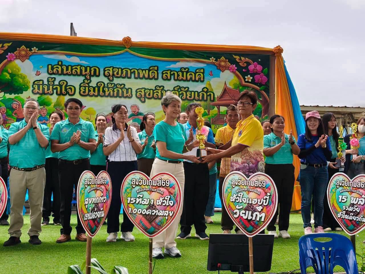 นายพนาพัฒน์ ชะลุนรัมย์ นายกเทศมนตรีตำบลปราสาท พร้อมด้วยคณะผู้บริหาร สมาชิกสภาเทศบาล เจ้าหน้าที่กองสวัสดิการสังคม และชมรมผู้สูงอายุเทศบาลตำบลปราสาท เข้าร่วมการแข่งขันกีฬาผู้สูงอายุ ประจำปี พ.ศ 2569 ณ เทศบาลเมืองลำปลายมาศจังหวัดบุรีรัมย์  ในการแข่งขันครั้งนี้ชมรมผู้สูงอายุได้รับถ้วยรางวัล จำนวน 3  ประเภทกีฬา จากทั้งหมด 5 ประเภทกีฬา สร้างความภาคภูมิใจให้กับผู้สูงอายุในตำบลปราสาทและชาวตำบลปราสาทเป็นอย่างยิ่ง ดังคำที่ว่า ร่วมสร้างมิตรภาพ  เชื่อมความสามัคคี ผู้สูงวัยสุขภาพดี ชีวีมีคุณภาพ
