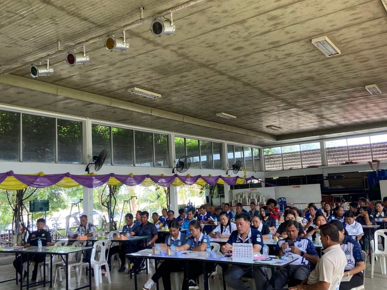 เทศบาลตำบลปราสาท ประชุมเตรียมความพร้อมการดำเนินโครงการ ประจำปีงบประมาณ พ.ศ. 2570  วันที่ 2 ตุลาคม 2569  เทศบาลตำบลปราสาท อำเภอบ้านด่าน จังหวัดบุรีรัมย์ เทศบาลตำบลปราสาท นำโดย นายพนาพัฒน์ ชะลุนรัมย์ นายกเทศมนตรีตำบลปราสาท พร้อมด้วยคณะผู้บริหาร สมาชิกสภาเทศบาล หัวหน้าส่วนราชการ และพนักงานเทศบาลตำบลปราสาท ร่วมกับ กำนันตำบลปราสาท,ผู้ใหญ่บ้านทั้ง 18 หมู่บ้าน,ตัวแทนนักกีฬา,ผู้อำนวยการโรงพยาบาลส่งเสริมสุขภาพตำบล 2 แห่ง และผู้อำนวยการโรงเรียน 4 โรงเรียน เข้าร่วมประชุมเพื่อหารือแนวทางการดำเนินงานและเตรียมความพร้อมในการจัดโครงการสำคัญของเทศบาล ประจำปีงบประมาณ พ.ศ. 2570 เวลา 10.00 น. ณ หอประชุมเทศบาลตำบลปราสาท  ระเบียบวาระการประชุม  แนวทางการดำเนินโครงการ สืบสานประเพณีลอยกระทง ประจำปีงบประมาณ พ.ศ. 2570  แนวทางการดำเนินโครงการแข่งขันกีฬา “ขุนปราสาทเกมส์” ประจำปีงบประมาณ พ.ศ. 2570  การประชุมครั้งนี้จัดขึ้นเพื่อบูรณาการความร่วมมือระหว่างเทศบาล ผู้นำชุมชน สถานศึกษา หน่วยงานสาธารณสุข และภาคส่วนต่าง ๆ ในพื้นที่ เพื่อร่วมกันวางแผน กำหนดแนวทางการดำเนินงาน และเตรียมความพร้อมให้การจัดกิจกรรมเป็นไปด้วยความเรียบร้อย เหมาะสม และเกิดประโยชน์ต่อประชาชนในตำบลปราสาท  ร่วมแรง ร่วมใจ สร้างสรรค์กิจกรรมดี ๆ เพื่อพี่น้องประชาชนตำบลปราสาท